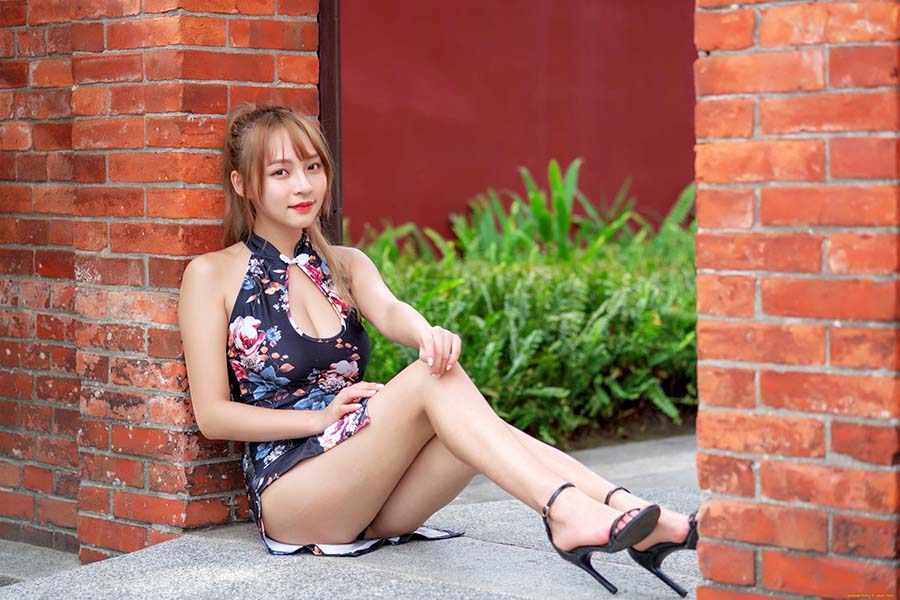 Girls in short dresses in Baotou