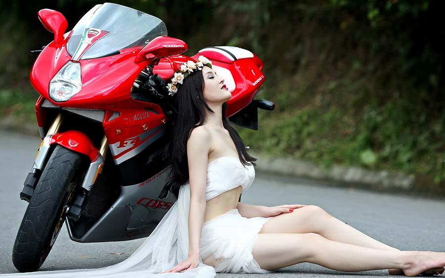 Beautiful girls and motorcycles in Baotou