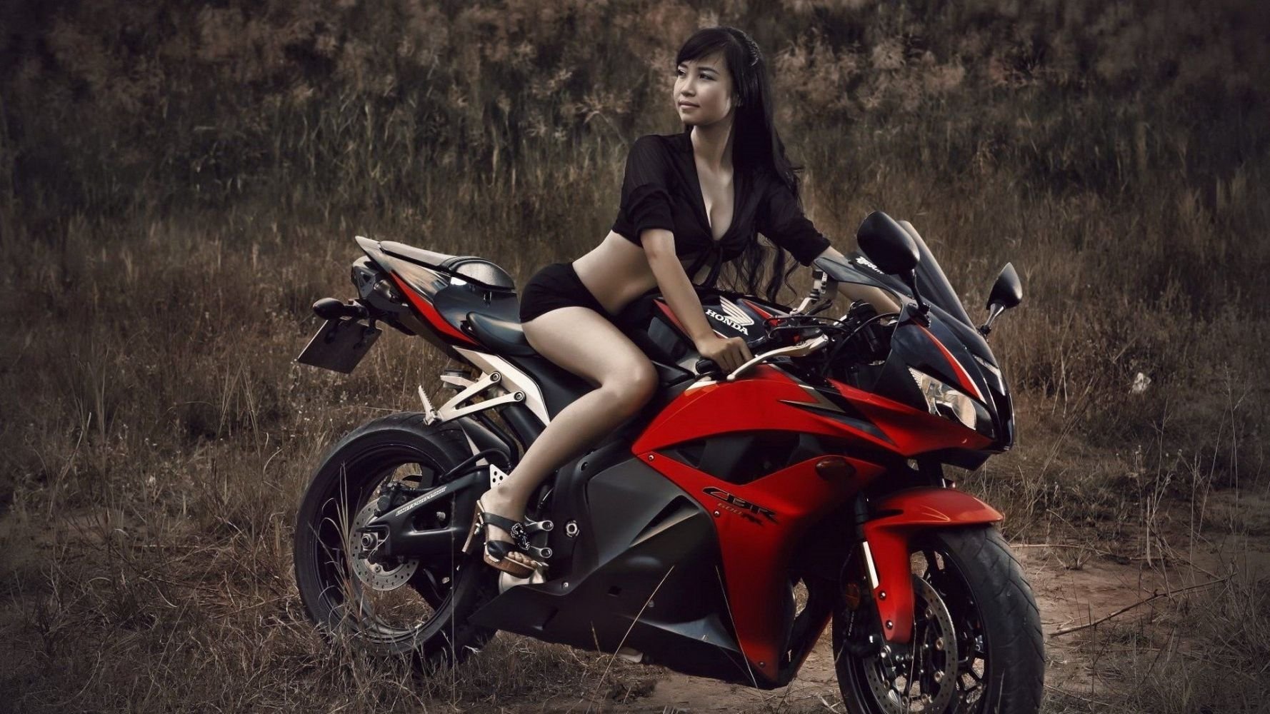 Fitness girls and bikes in Baotou